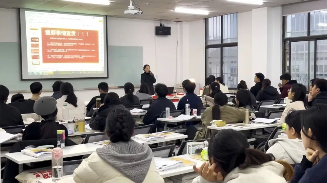 国考前夕，考生在培训机构上课。图片来源：华图教育