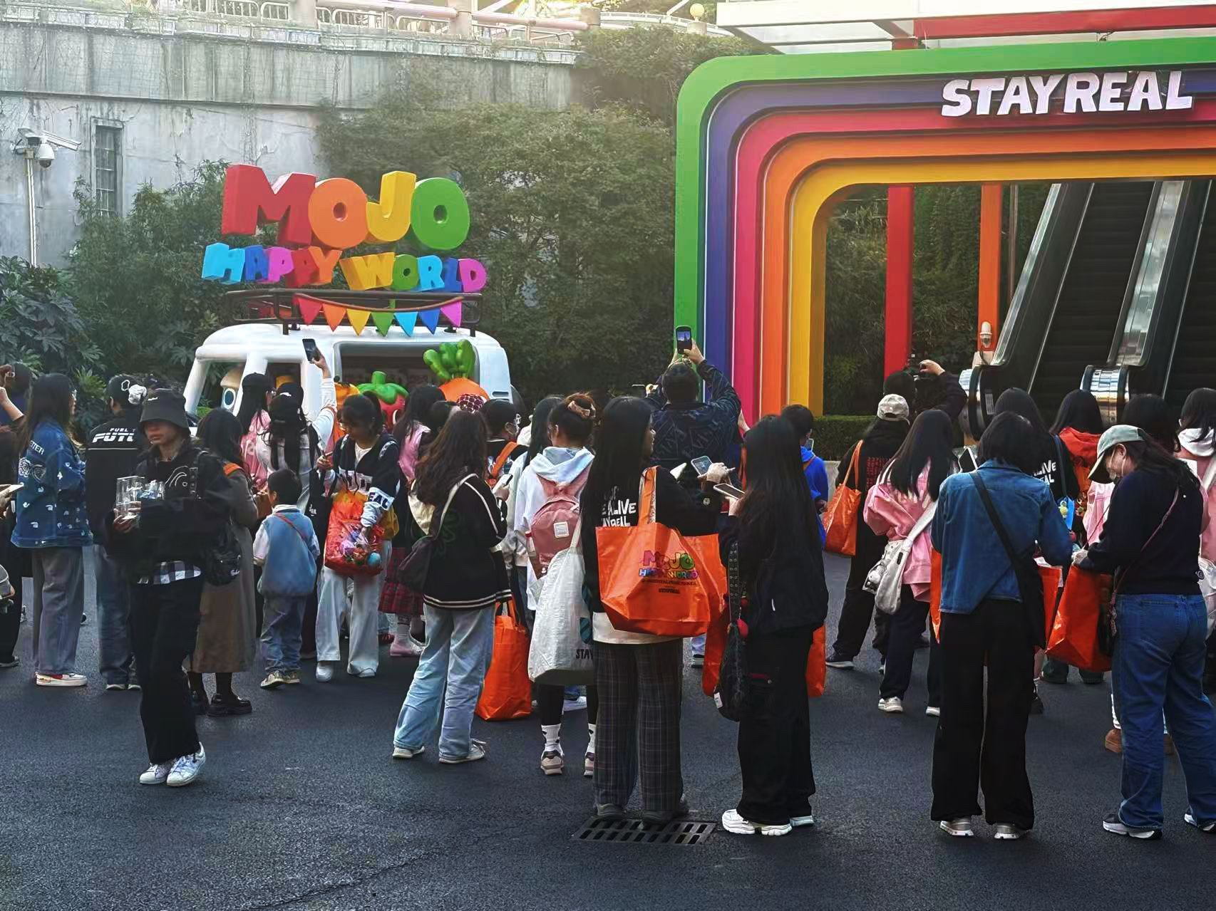 图为“MOJO HAPPY WORLD”全国首展吸引了络绎不绝的年轻人前来“打卡”（记者 杨溢仁摄）