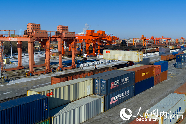 二连浩特铁路口岸中欧班列集装箱吊装作业。张海峰摄