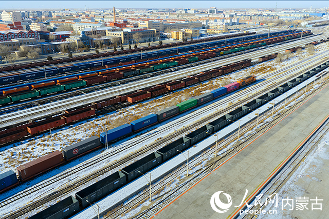 一列中欧班列驶出二连浩特铁路口岸。张海峰摄